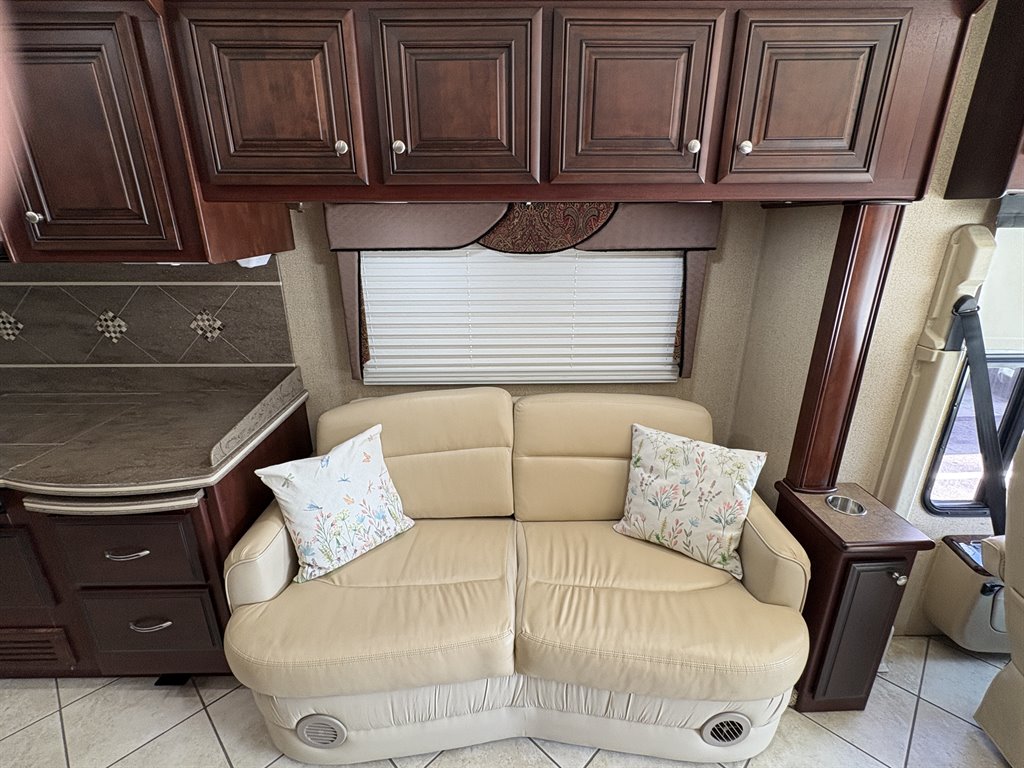 2011 Freightliner Xc Raised Rail Rear Engine Motor Home Chassis - $89,000